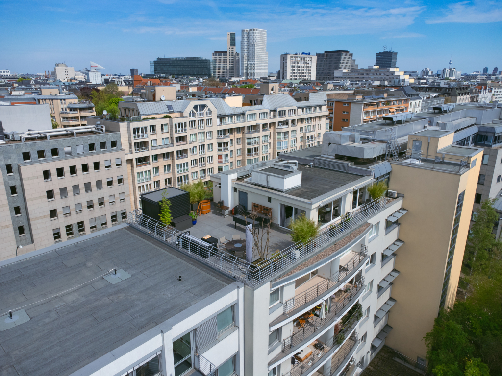 Aerial shot of a rooftop apartment with an open scandinavian terrace in Wilmersdorf, Berlin.