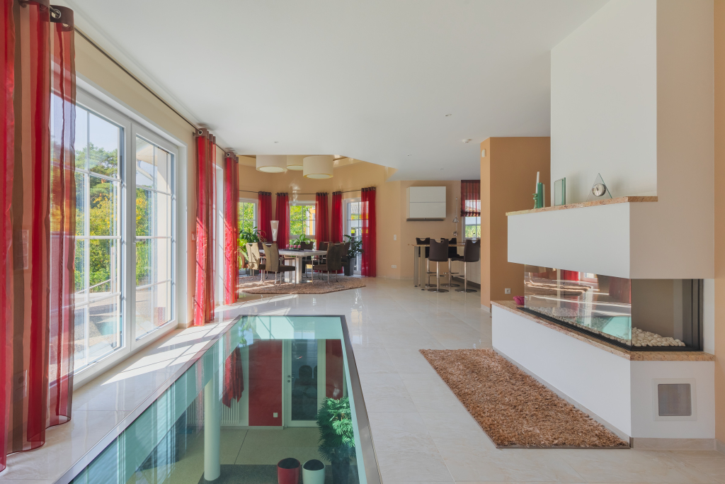 Intermediate floor of a building with a dining area, glass floor overlooking the lower floor and access to a terrace.