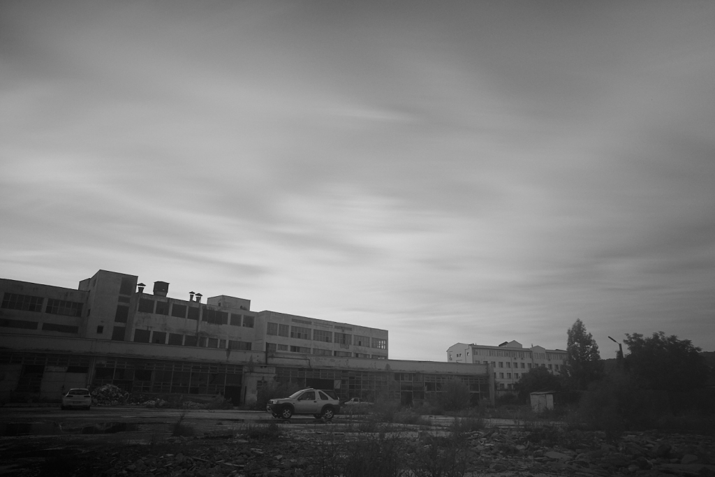 Bearbeitetes Schwarzweiß-Langzeitbelichtungsbild einer Industrielandschaft, aufgenommen mit einem Stück Schweißglas.