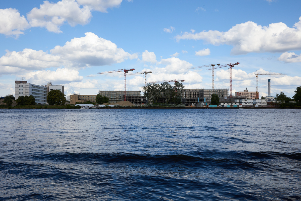 Einfach belichtete Aufnahme einer Baustelle an der Spree in Köpenick, Berlin.