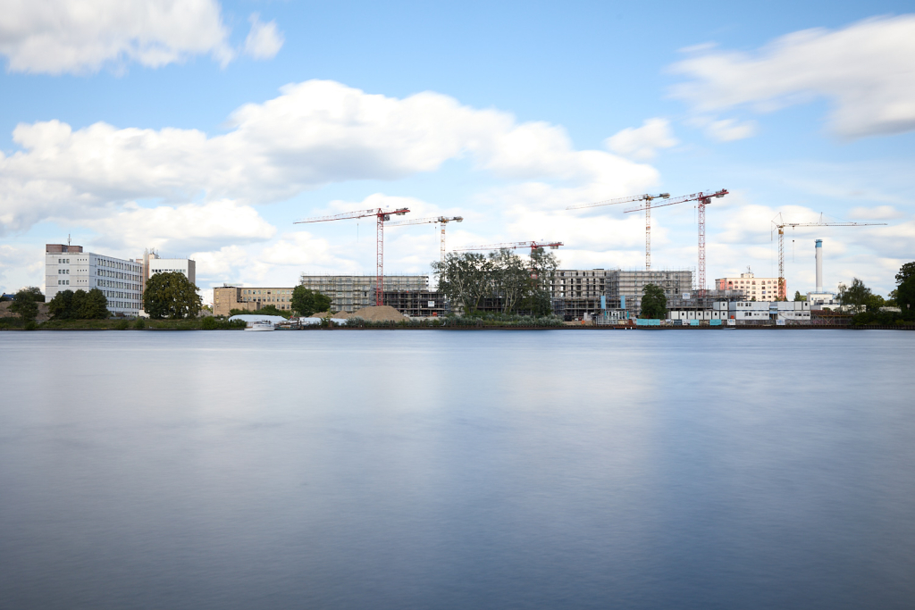 Leicht überbelichtete Langzeitaufnahme einer Baustelle an der Spree in Köpenick, Berlin.