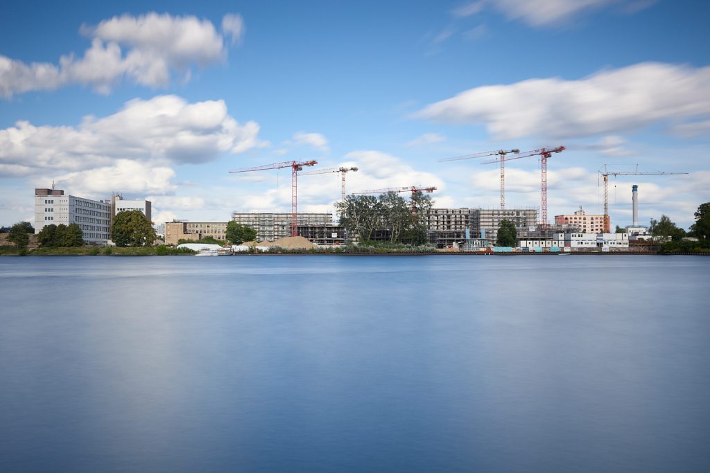 Korrekt belichtete Langzeitaufnahme einer Baustelle an der Spree in Köpenick, Berlin.