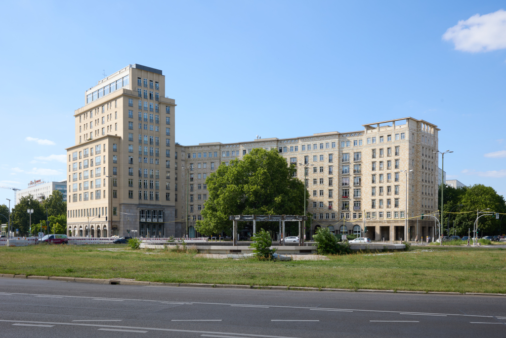 Einfaches 20-Megapixel-Bild, aufgenommen mit 35 mm vom Panorama-Gebäude auf der Karl-Marx-Allee in Berlin.