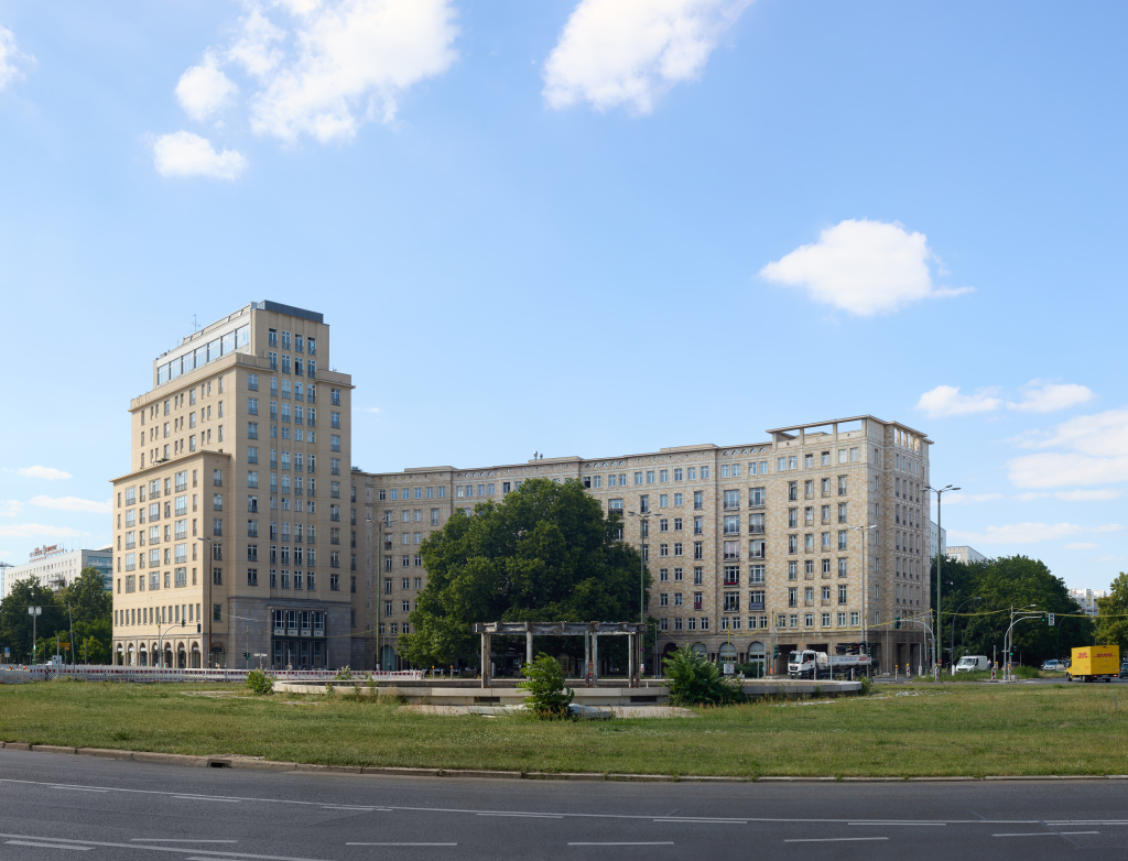 49-Megapixel-Panorama aus 4 Aufnahmen mit 50 mm vom Panorama-Gebäude auf der Karl-Marx-Allee in Berlin.