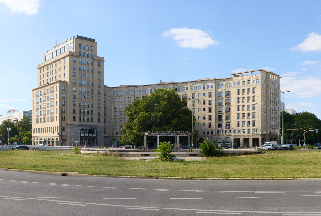 98-Megapixel-Panorama aus 10 Aufnahmen mit 85 mm vom Panorama-Gebäude auf der Karl-Marx-Allee in Berlin.