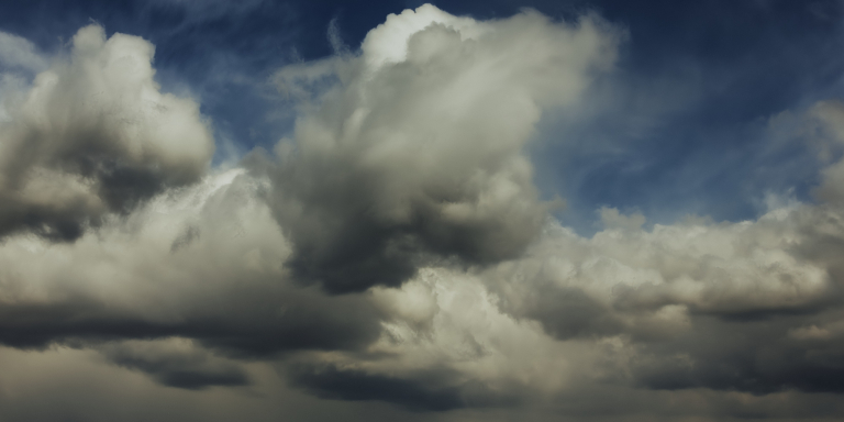 Dramatische Wolkenformationen am Himmel, die verschiedene Wolkenarten an einem stürmischen Tag zeigen.