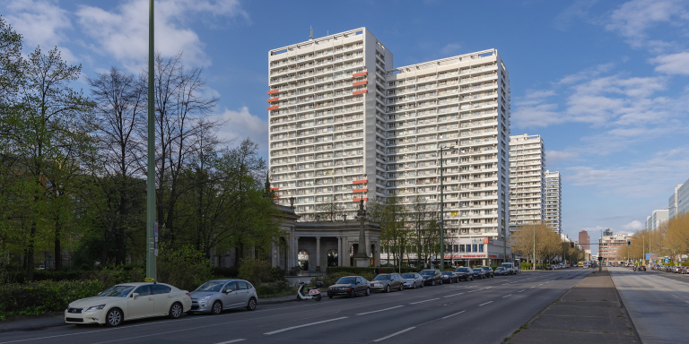 Hohe Wohngebäude in der Nähe der Berliner Stadtmitte in einem modernen Stadtgebiet mit auf der Straße geparkten Autos.