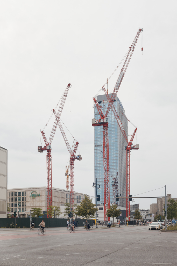 Zusammengesetztes Panoramabild einer von Tiefbau und Covivio koordinierten Baustelle neben dem Hotel Park Inn by Radisson am Alexanderplatz, Berlin.