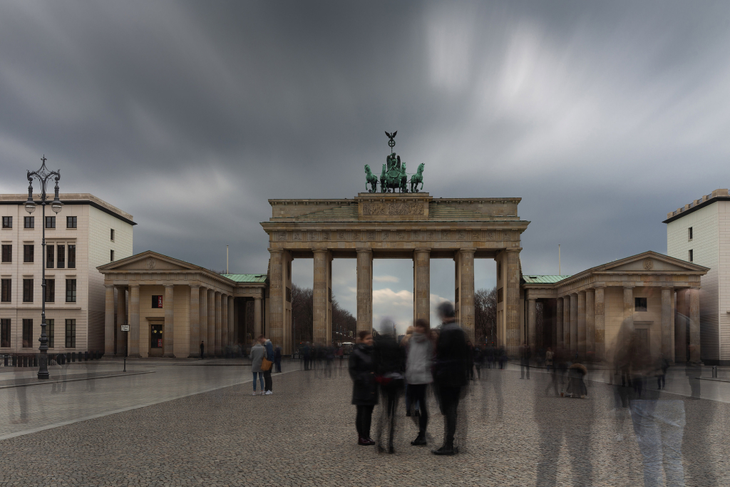 Langzeitbelichtung des Brandenburger Tors, Berlin, mit Bewegung von Menschen im Vordergrund.