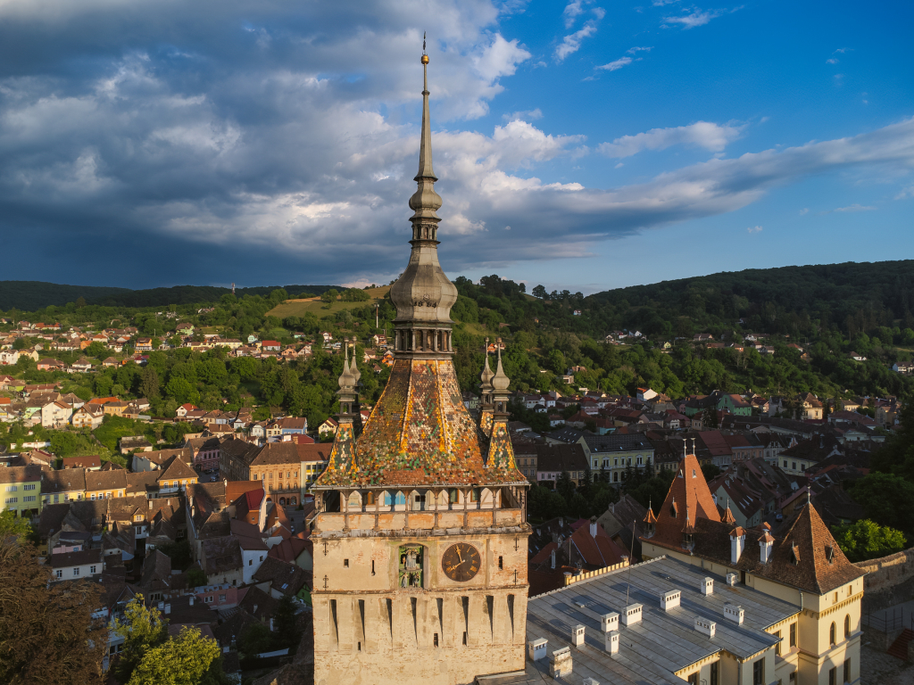 Luftaufnahme des Stundturms in der Altstadt von Schäßburg, Rumänien, an einem sonnigen Tag.