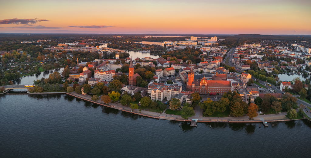 Luftpanorama der Köpenickinsel und Umgebung bei Sonnenuntergang.