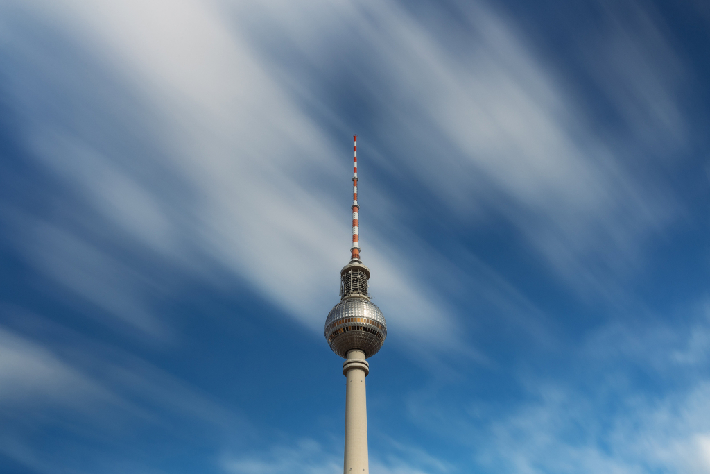 Langzeitbelichtung des Berliner Fernsehturms, aufgenommen am frühen Nachmittag.