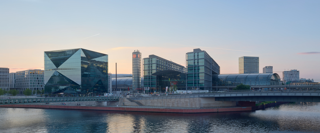 Anamorphes Panorama des Berliner Hauptbahnhofs und des 3XN Cube Berlin bei Sonnenuntergang.