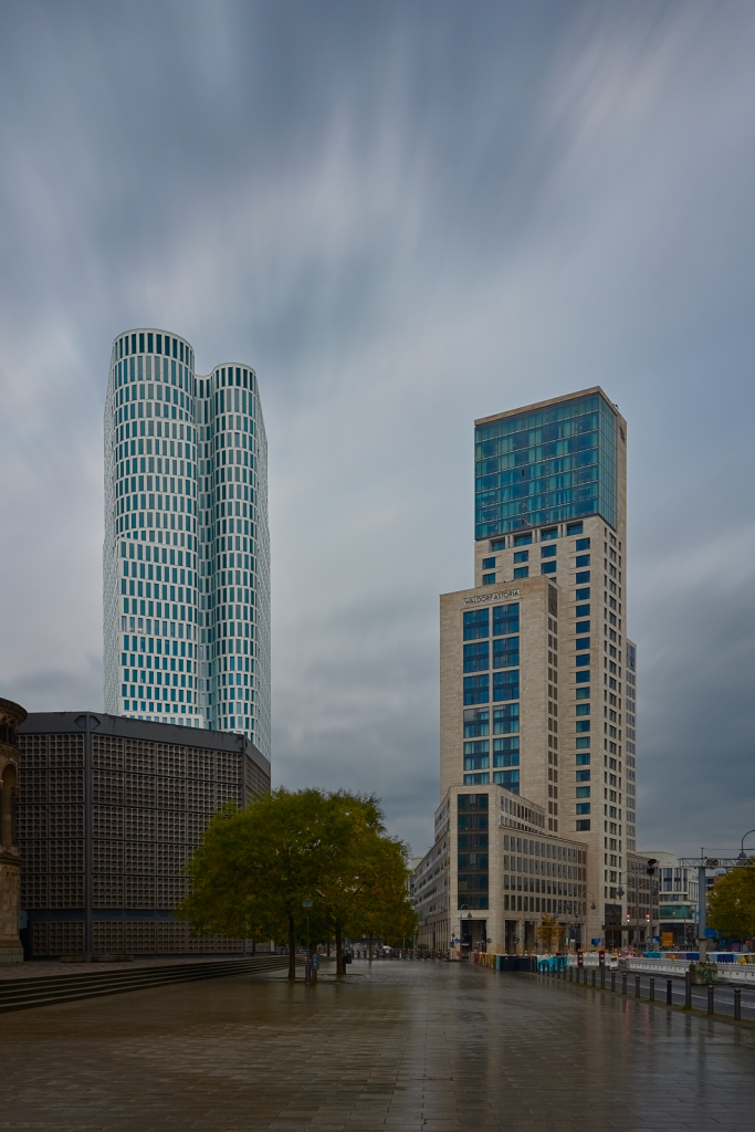 Langzeitbelichtung von Bürogebäuden aus Glas und Beton in der Nähe des Kurfürstendamms, Berlin.