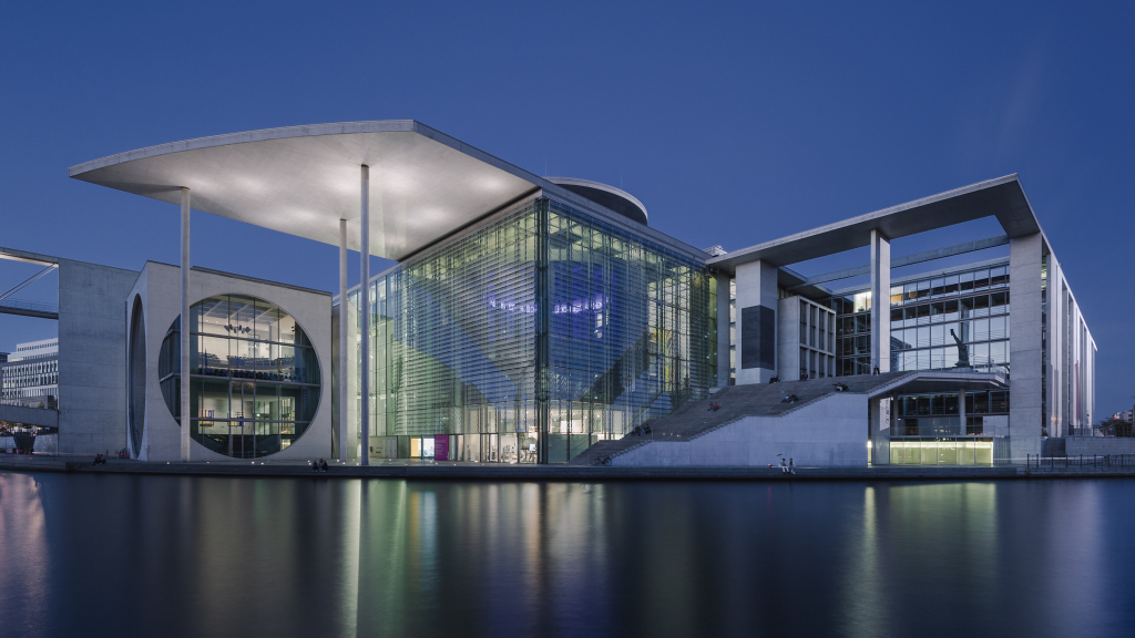 Langzeitbelichtung des Marie-Elisabeth-Lüders-Hauses in der Nähe des Reichstagsgebäudes, aufgenommen an einem klaren Abend.