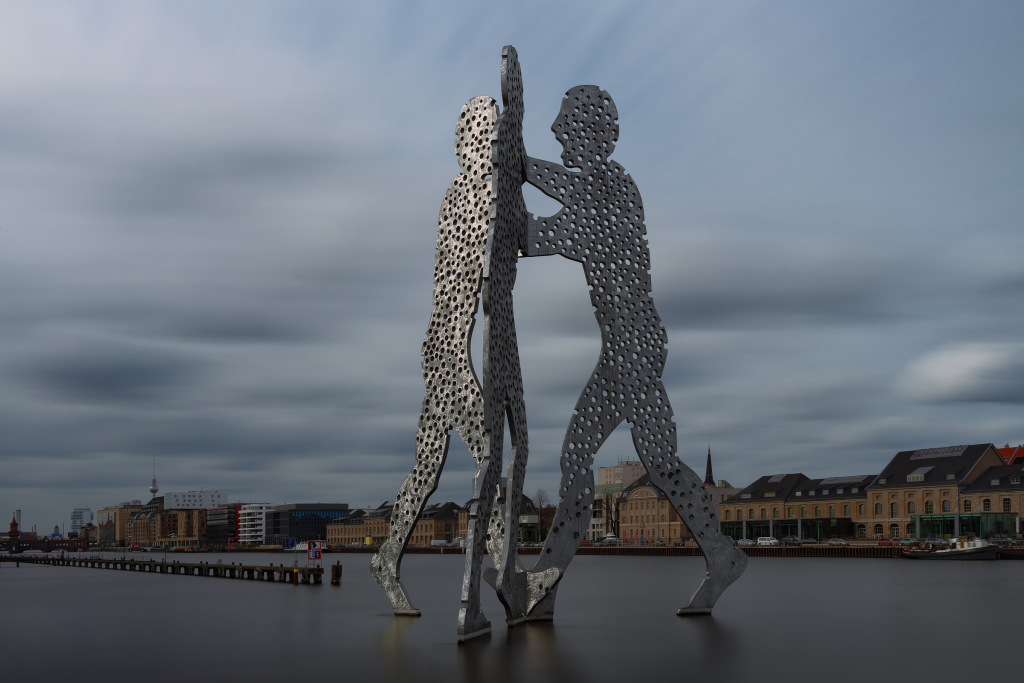 Langzeitbelichtung von Molecule Man, Berlin an einem bewölkten Tag.