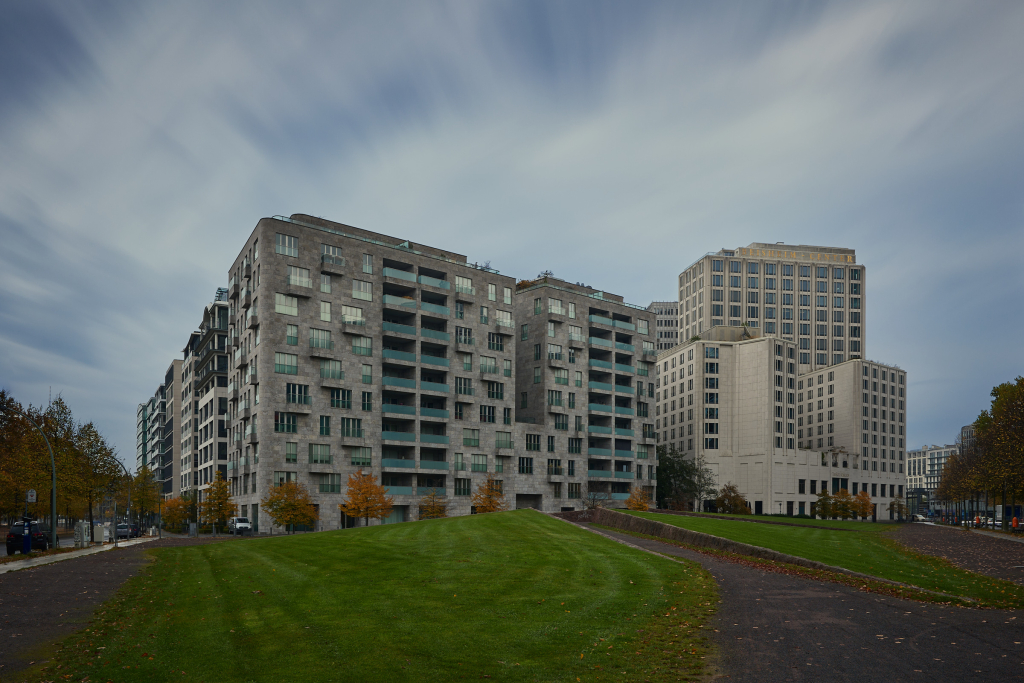 Brutalistische Bürogebäude und das Ritz-Carlton Berlin in einer Langzeitbelichtung, aufgenommen am Mittag.