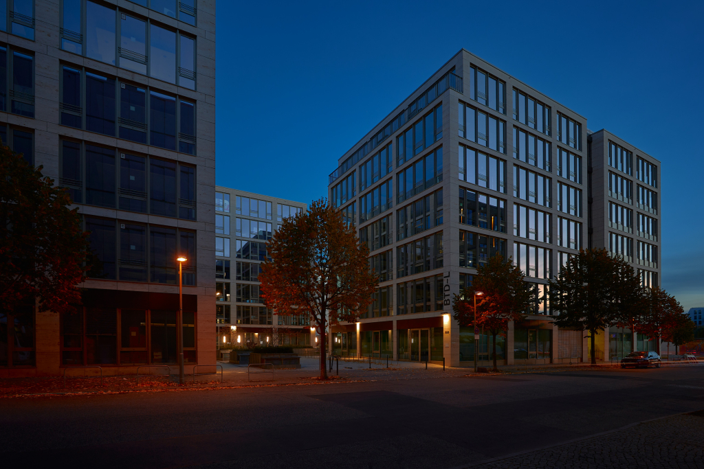 Modernes Bürogebäude auf dem Zalando Campus, Berlin, nahe der East Side Gallery in der Abenddämmerung.