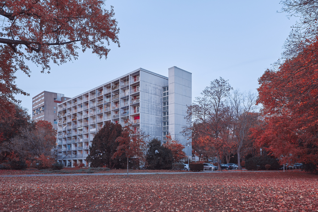 Weitwinkelaufnahme eines Mehrfamilienhauses im Hansaviertel, Berlin.