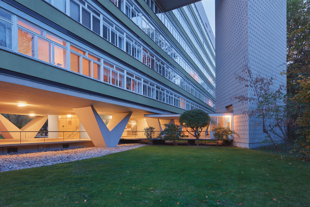 Detail einiger modernistischer Architekturelemente an einem Wohnhaus im Hansaviertel, Berlin.