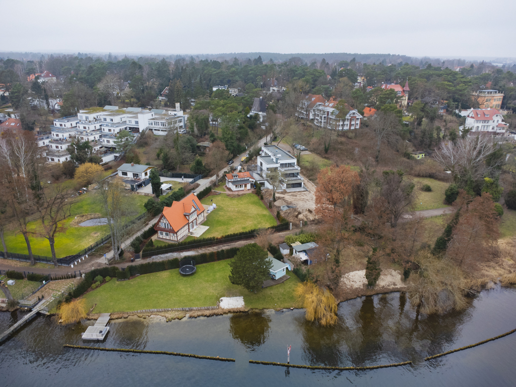 Drone image of an under construction property and its surroundings by a river near Kladow, Berlin.