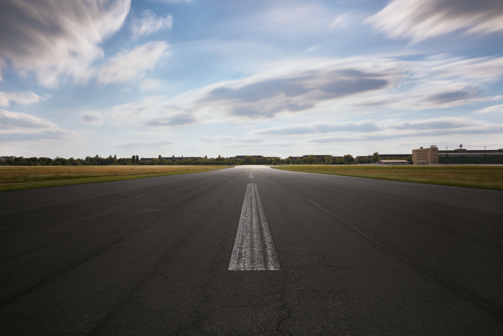 5-minütige minimalistische Langzeitbelichtung, aufgenommen auf der Landebahn des Flughafens Tempelhof in Berlin.