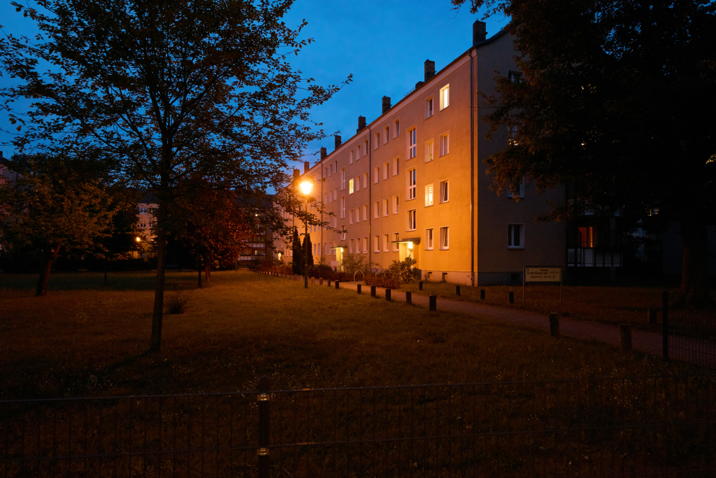 Blick auf einen Wohnkomplex bei Nacht in Grünau, Berlin. Testbild mit hohem Rauschen mit einer Canon 5DS R bei ISO 6400.