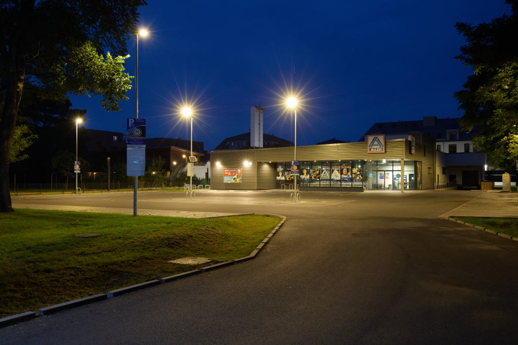 Blick über den Parkplatz eines Aldi-Supermarktes in Grünau, Berlin. Testbild mit hohem Rauschen mit einer Canon 5DS R bei ISO 3200.