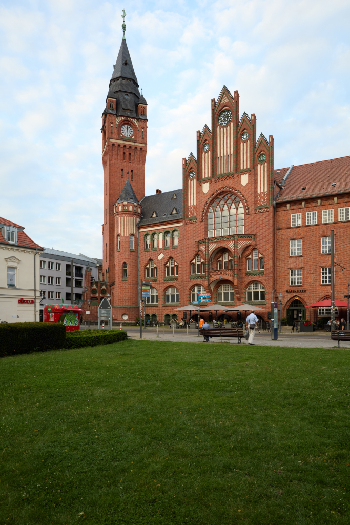 Frontansicht des Köpenicker Rathauses, erbaut im Stil der Backsteingotik.