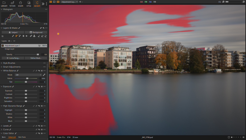 Maskenauswahl von Teilen des Himmels und des Wassers mit dem Zauberpinsel bei aktivierter Option Ganzes Foto mustern in Capture One.