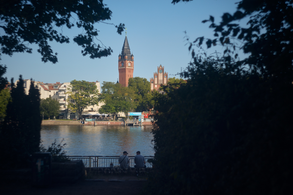 Ein ruhiger Blick auf den Fluss mit der Altstadt Köpenick im Hintergrund, fotografiert mit einem Helios-Objektiv, um das natürliche Licht und die Farben zu verstärken.