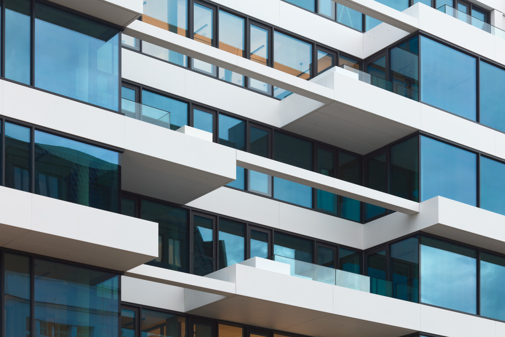 Komplexe geometrische Gebäudemuster und große Fenster eines modernen Wohnhauses in Berlin, Deutschland.