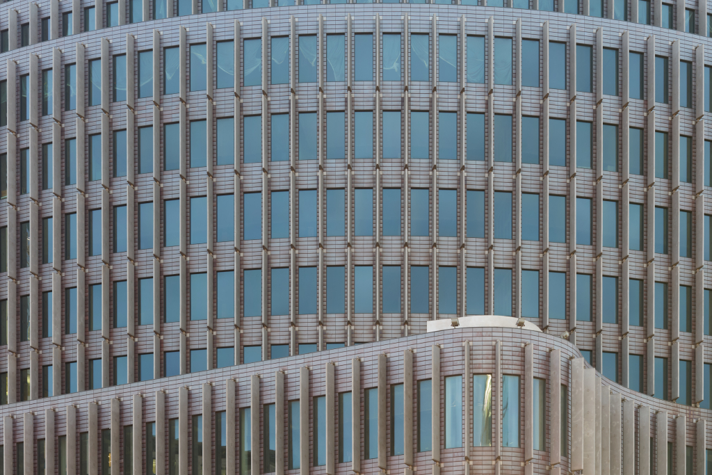 Sich wiederholende Bauelemente an einer Fassade eines Bürogebäudes am Kurfürstendamm, Berlin.