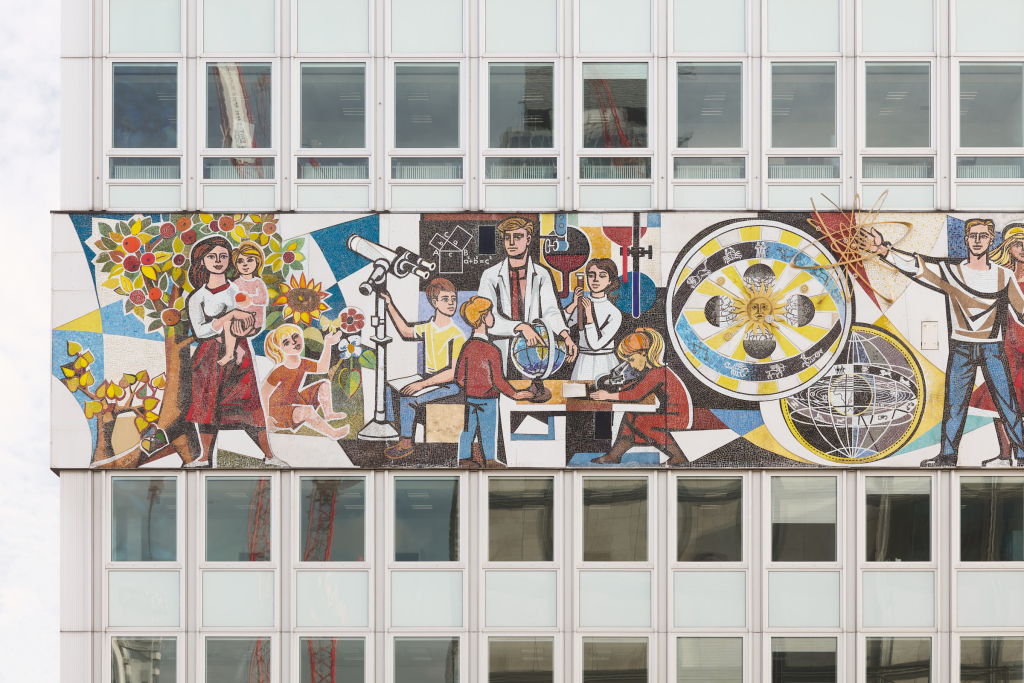 Teil eines von Walter Womacka geschaffenen Mosaiks an der Fassade des Hauses des Lehrers in der Nähe des Alexanderplatzes, Berlin.