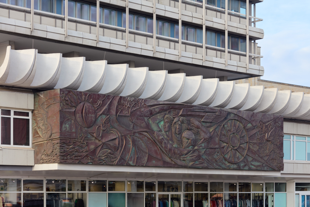 Eine architektonische Installation aus Bronzereliefs mit stilisierten Figuren in der Nähe des Alexanderplatzes, Berlin.