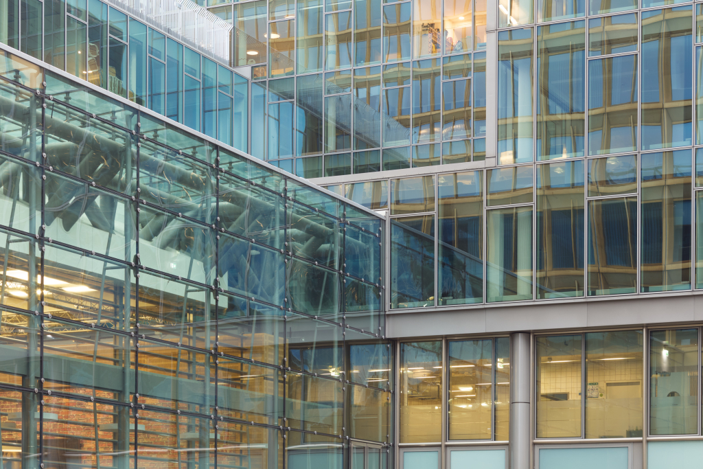 Aufwändige Architekturelemente aus Glas und Stahl an einem der Eingänge des Axel-Springer-Hochhauses in Berlin.