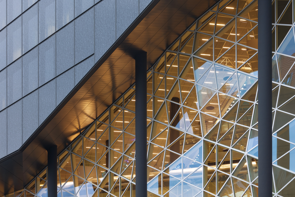 Säulen und eine große Glasfassade kennzeichnen den Axel Springer Neubau in Berlin.