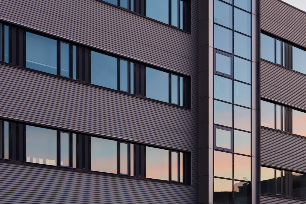 Der Sonnenuntergang spiegelt sich in der Fassade des Max-Born-Instituts in Adlershof, Berlin.