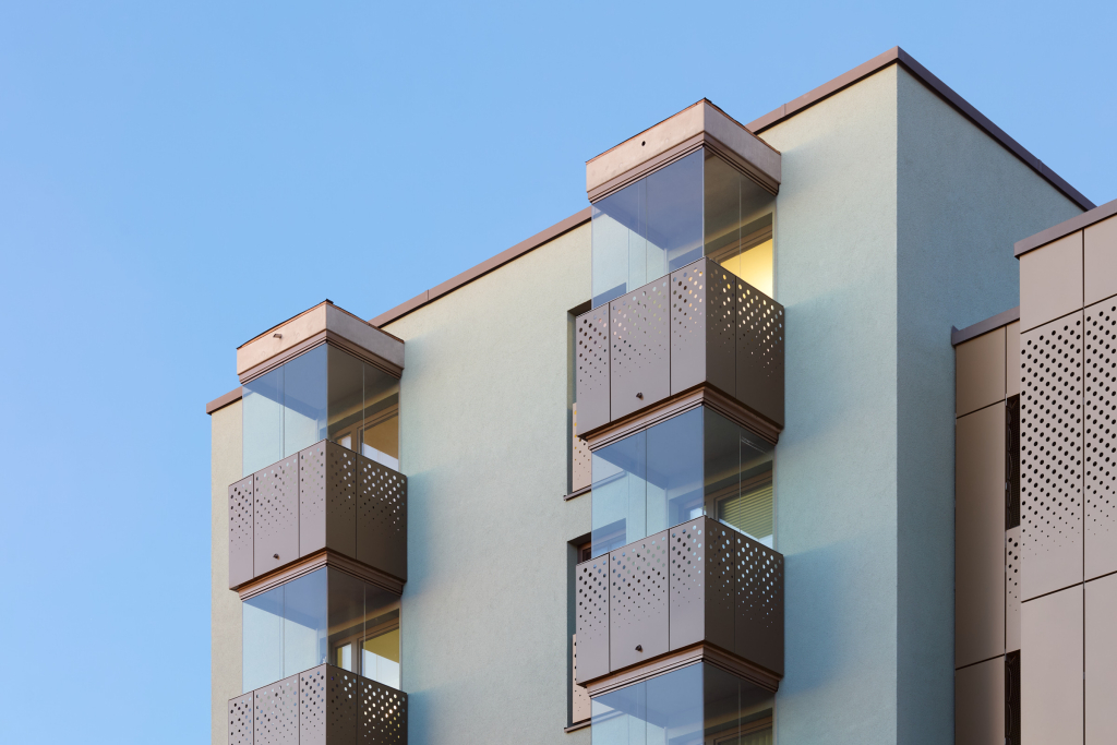 Balkone an einem neu errichteten Mehrfamilienhaus in der Nähe von Adlershof, Berlin.