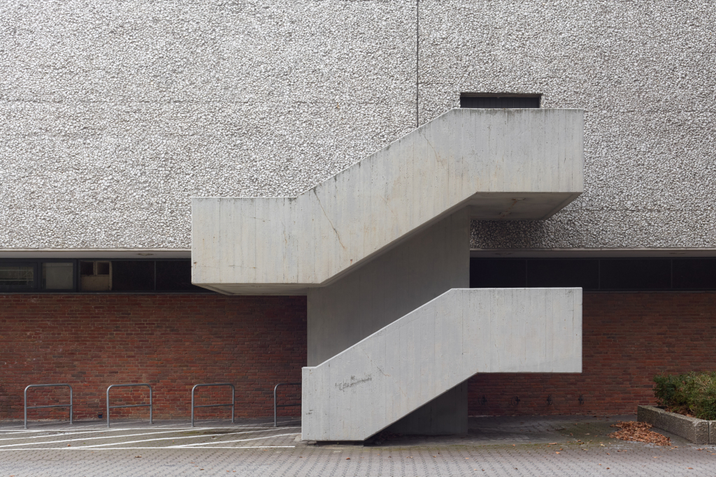 Betontreppe in der Akademie der Künste in Berlin, die durch ihre rohe Materialität und geometrische Gestaltung besticht.