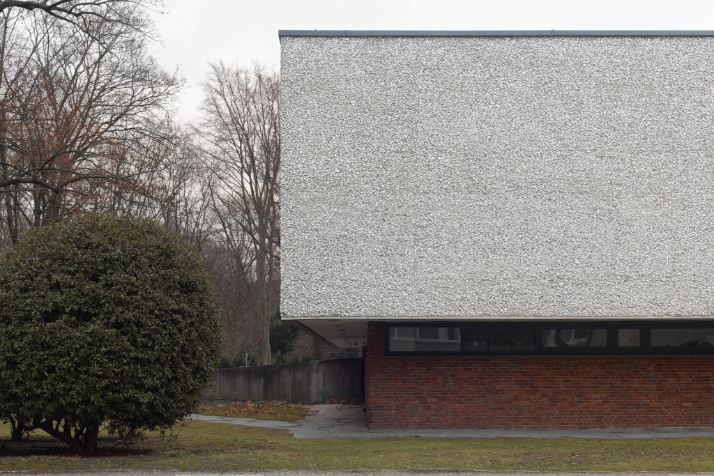 Vorderansicht einer Ecke der Akademie der Künste in Berlin, die die architektonische Gestaltung und die baulichen Details zeigt.