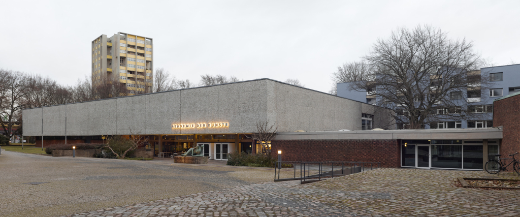 Breites Panoramabild der Akademie der Künste im Hansaviertel, Berlin, das die architektonische Gestaltung und die Umgebung des Gebäudes hervorhebt.