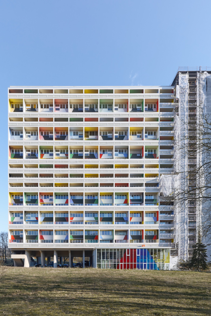 Vorderansicht der Unité d'Habitation in Berlin, die den modularen Aufbau und die modernistischen Gestaltungsmerkmale zeigt.