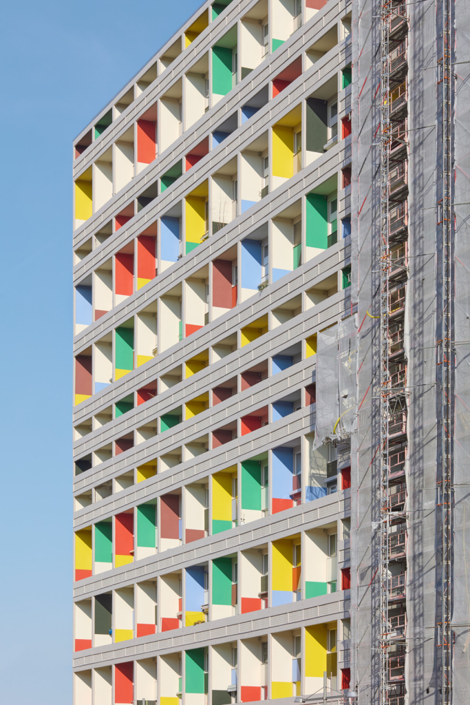 Detailaufnahme der Unité d'Habitation in Berlin, die ihre farbenfrohen Merkmale und ihren modularen Aufbau zeigt.