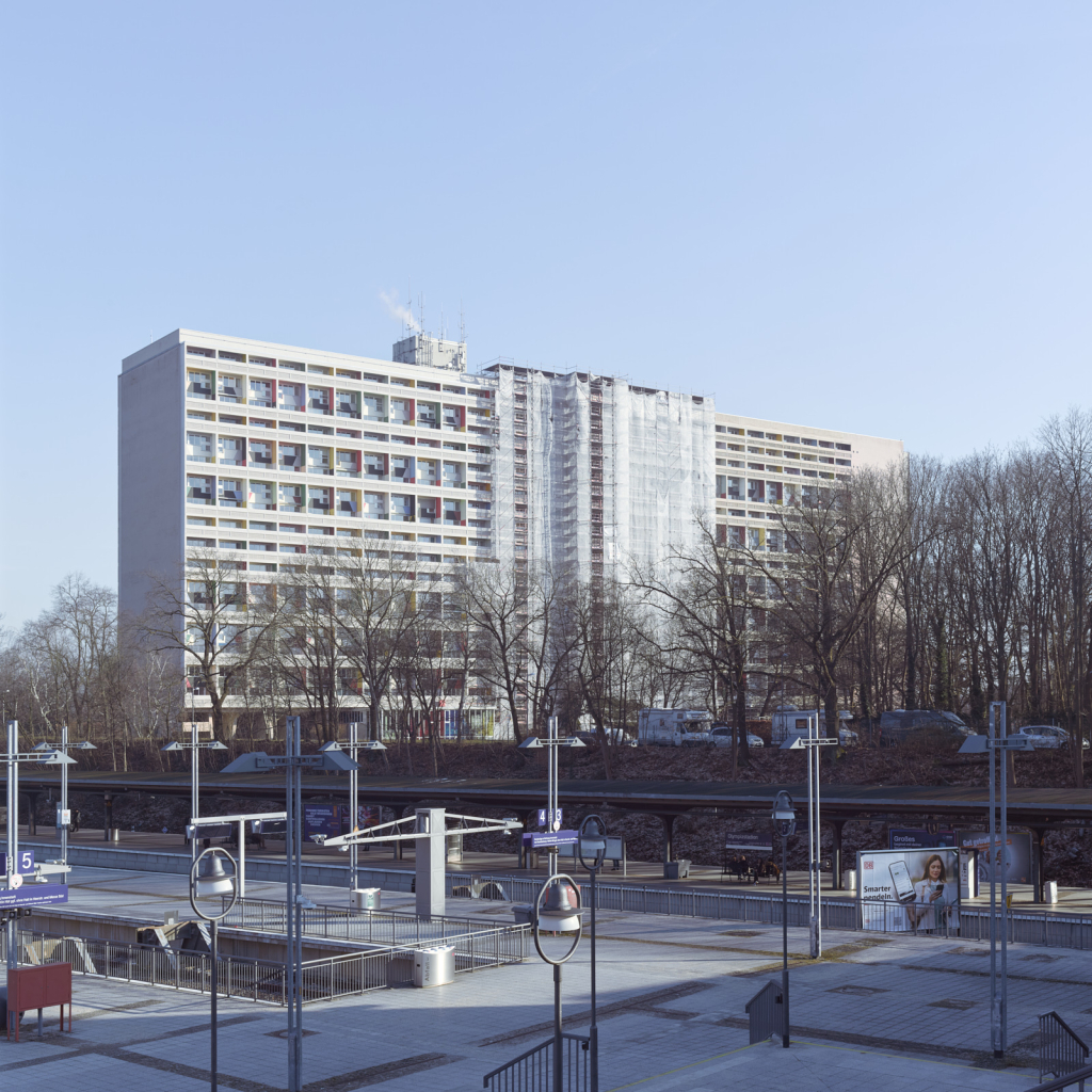 Panoramabild der Unité d'Habitation (Corbusierhaus) in Berlin-Westend, das den großzügigen modularen Aufbau, die modernistische Architektur und die umgebende Landschaft zeigt.