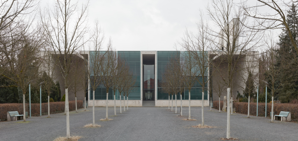 Panoramabild des Krematoriums Baumschulenweg in Berlin, das seine besondere architektonische Gestaltung und die umgebende Landschaft zeigt.