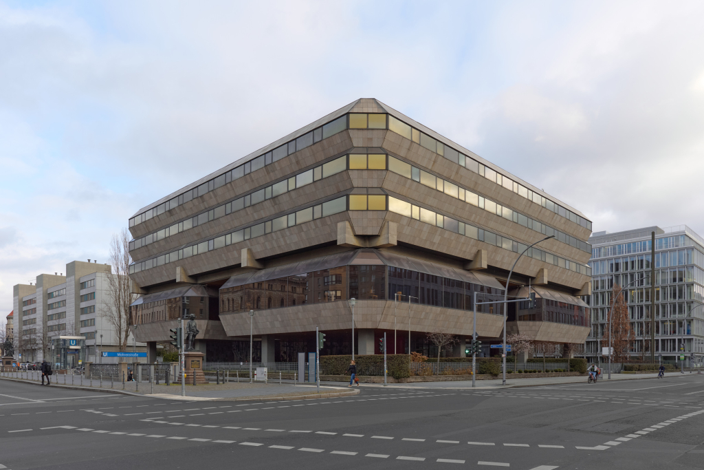 Die tschechische Botschaft in Berlin-Mitte, ein beeindruckendes Beispiel für brutalistische und futuristische Architektur, die in großem Maßstab errichtet wurde.