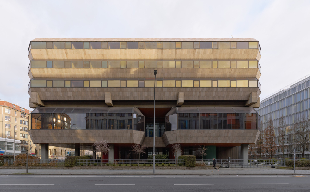 Panoramabild der tschechischen Botschaft in Berlin, das ihr raumschiffartiges Aussehen in Kombination mit brutalistischen Architekturelementen zeigt.