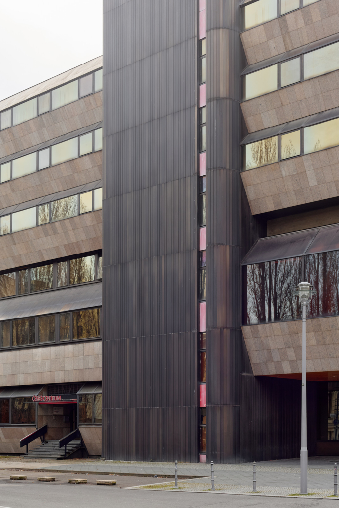 Detailaufnahme der tschechischen Botschaft in Berlin, in der die langen vertikalen Architekturelemente neben den modularen Strukturen hervorgehoben werden.