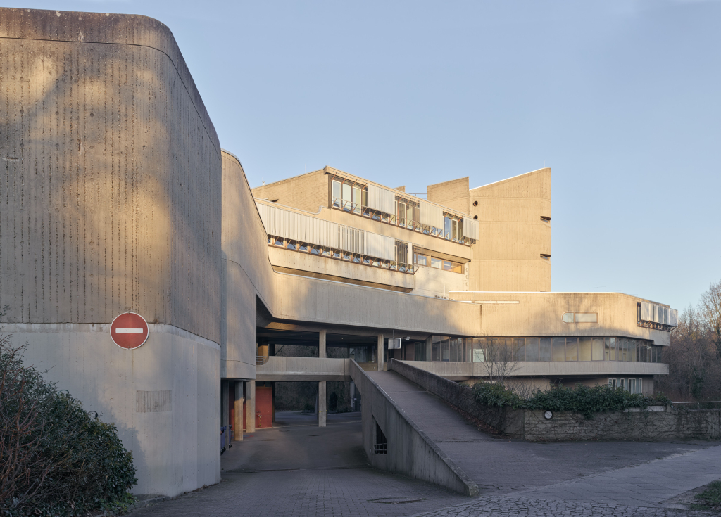 Panoramabild des Instituts für Hygiene und Umweltmedizin in Lichterfelde, Berlin, mit seiner charakteristischen brutalistischen Architektur.